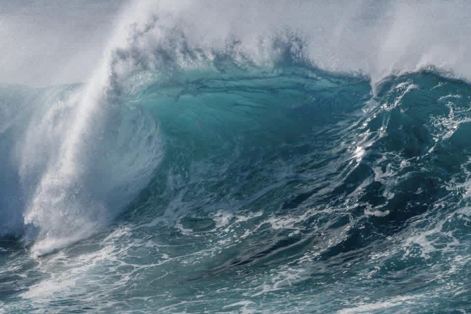 موريتانيا : أمواج تصل 4 أمتار واضطراب شديد على السواحل